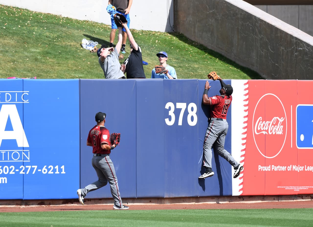 El amargo sabor de la resignación. Sócrates Brito y David Peralta de los Arizona Diamondbacks observan cómo una pelota se va del otro lado en el choque ante los Milwaukee Brewers de esta tarde.