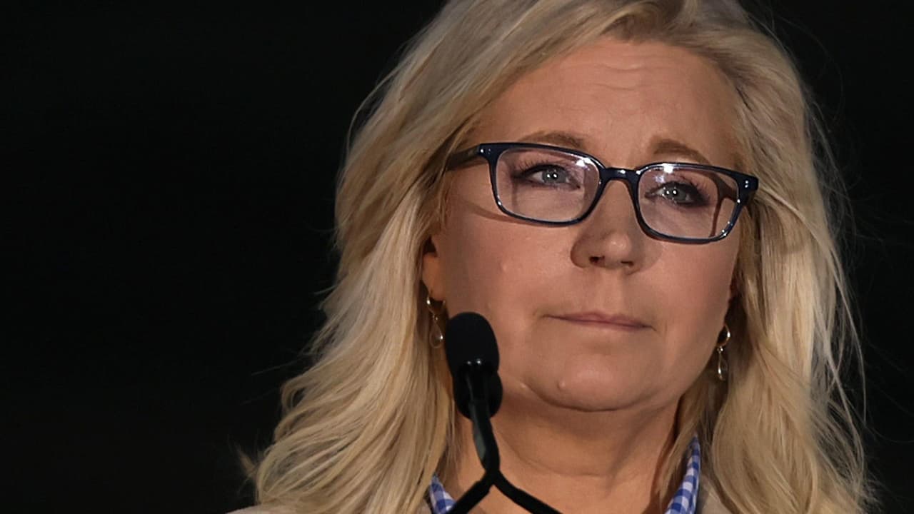 Liz Cheney pide votar contra ciertos candidatos republicanos en Arizona para "salvar la república"