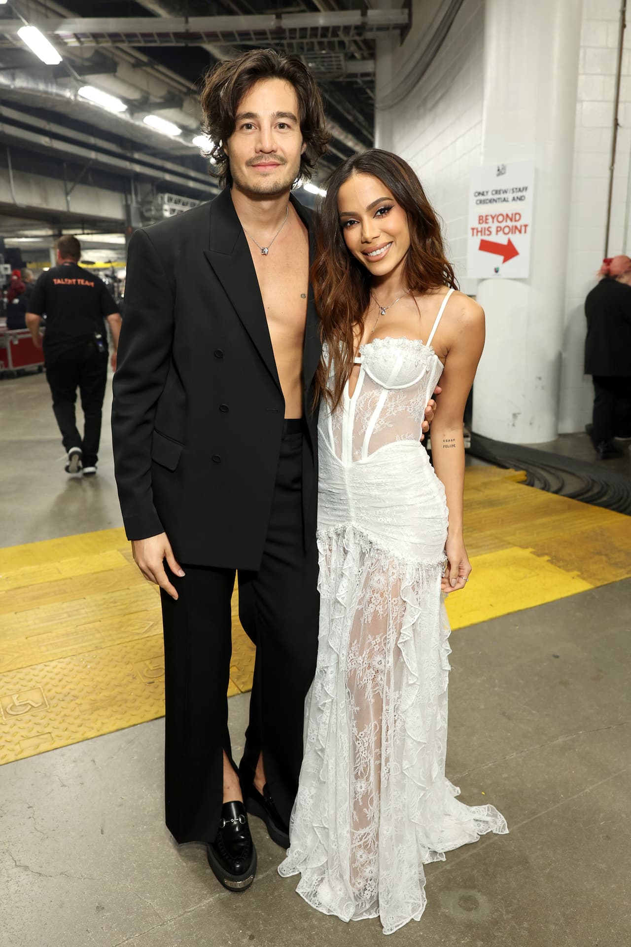 Anitta y Tiago en el backstage de los Latin GRAMMY 2024.