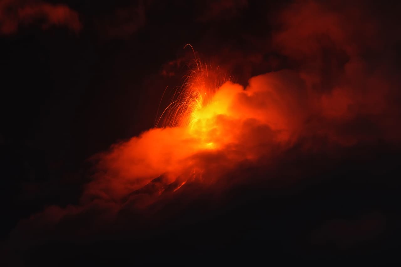 En transmisiones en vivo se podían observar grandes columnas de gas y ceniza sobre el volcán mientras este arrojaba enormes cantidades de lava incandescente y flujo piroclástico que descendían a gran velocidad por sus laderas.