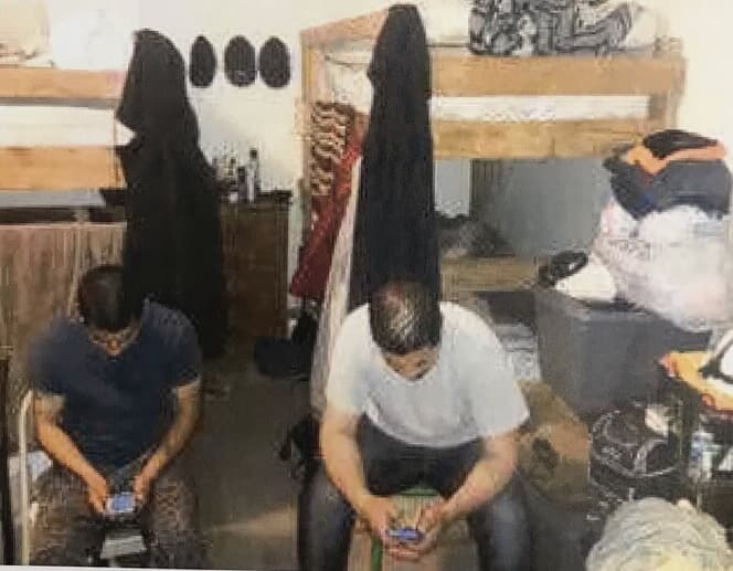 Dos supuestas víctimas del empresario Job Torres Hernández revisan sus teléfonos celulares. Todos los afectados fueron dejados en libertad, dijo la Fiscalía federal.