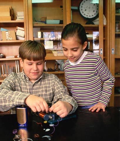 Ciencia para campeonesEl campamento Champions Science Adventures compromete a los niños con actividades divertidas de ciencias. Experimentos, proyectos e ingeniosas actividades envuelven a los niños para aprender más sobre esta área del conocimiento y además los niños se pueden llevar sus inventos a casa. La manera más cool de involucrarse con la ciencia.Más información: www.discoverchampions.com