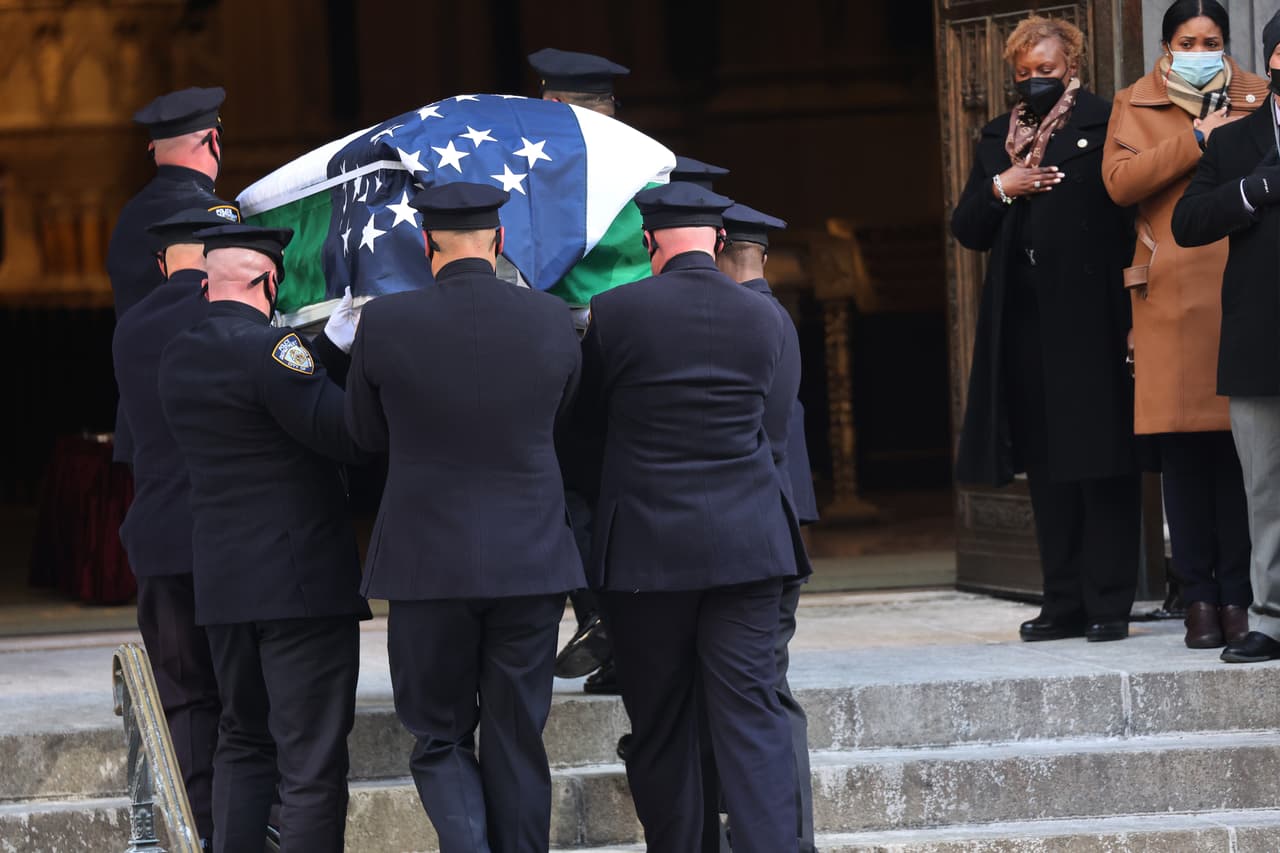 Mora, de 27 años, ingresó a la academia de policía en 2018 y fue asignado a la comisaría de Harlem en 2019. 
<br>