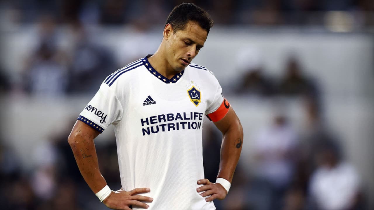 Chicharito pide perdón a pesar del doblete