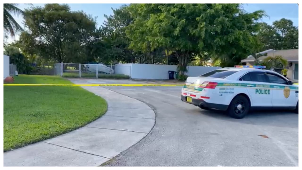 Hallan a un hombre muerto flotando en un canal detrás de su casa en el suroeste de Miami-Dade