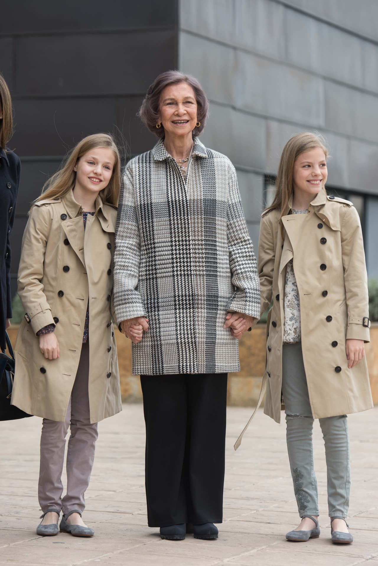 Los analistas en realeza aseguran que en estos actos todo está calculado hasta el último detalle: "La conexión entre la reina Sofía y su nieta era tierna y perfecta, tanto que, mientras su hermana pequeña permanecía algo más distanciada de la emérita a pesar de estar unidas por sus manos, 
<b>Leonor incluso llegó a ladear su cabeza </b>en un amago de posarla sobre el hombro de su abuela paterna
<b>",</b> describe el diario digital 
<b><a href="https://www.elespanol.com/corazon/casas-reales/20180408/lenguaje-gabardinas-letizia-leonor-puerta-vamos-iguales/298220617_0.html">El Español</a></b>.