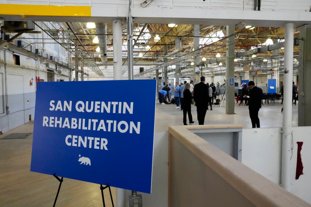 Algunos defensores de la reforma penitenciaria temen que la atención y los recursos destinados a la renovación de San Quentin distraigan del objetivo principal de cerrar más prisiones y abordar la sobrepoblación carcelaria. En la foto se ve un almacén de 81,000 pies cuadrados donde el gobernador de California Gavin Newsom habló en la prisión estatal de San Quentin en San Quentin, California, el 17 de marzo de 2023.