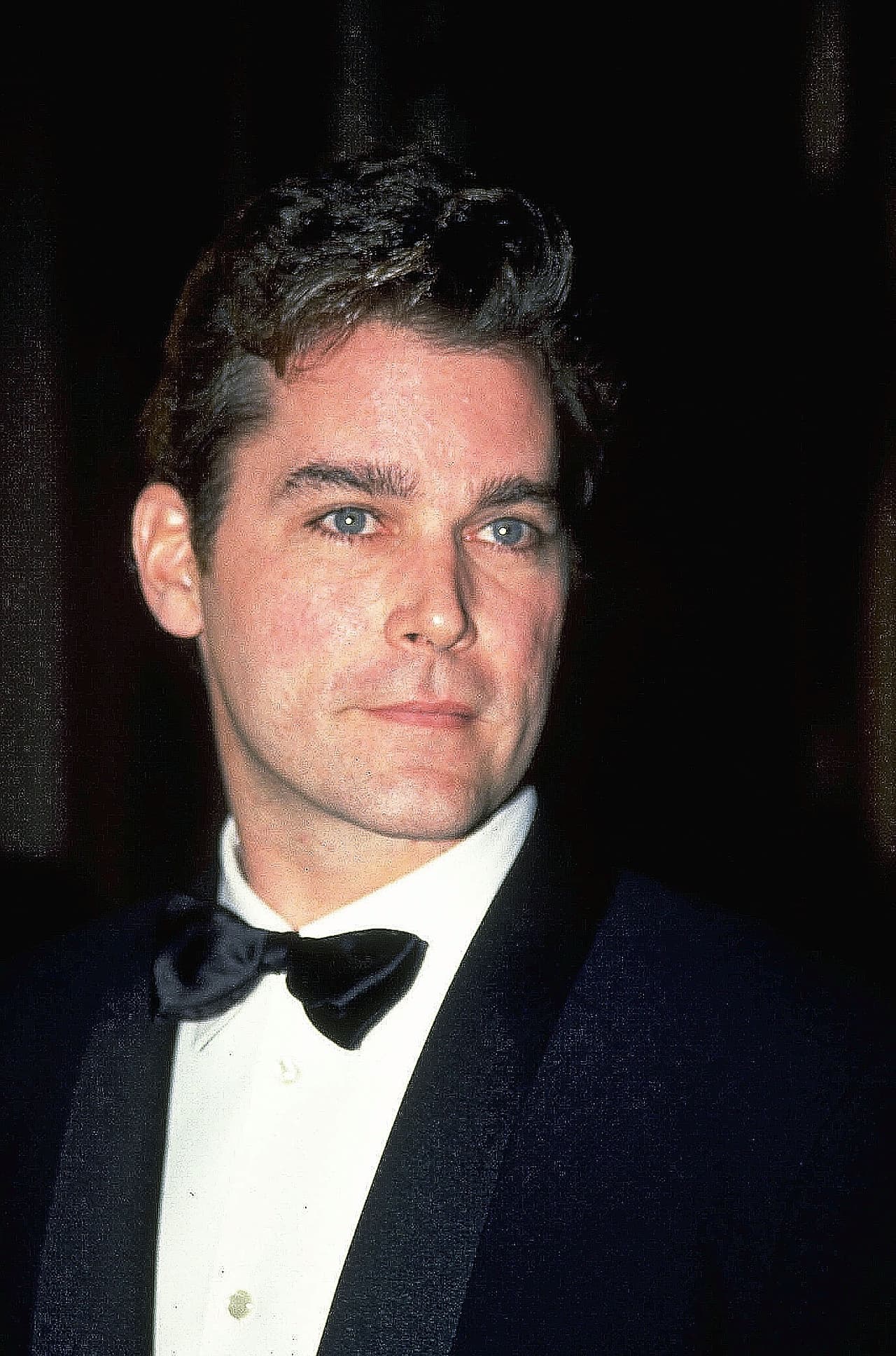 Más allá de su profesionalismo, sus profundos ojos azules y voluminosa melena rizada lo convirtieron en uno de los galanes de la época.