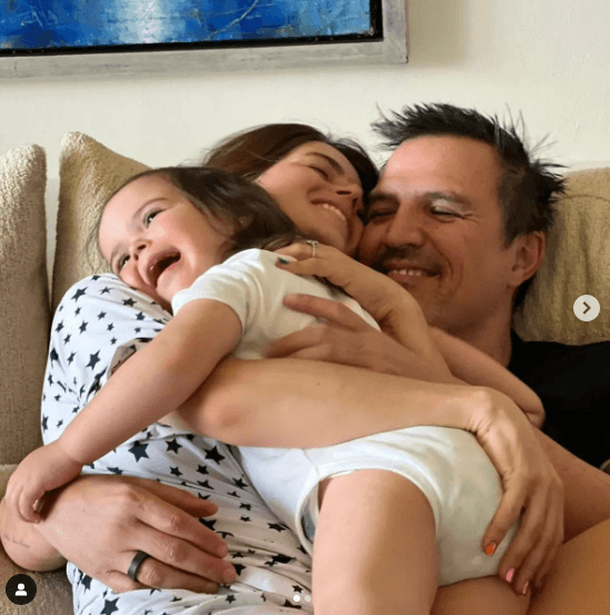 Contó que desde el nacimiento de sus hijos en enero, ha hecho un buen equipo con su esposo Billy Rovzar. Mencionó que una de las ventajas que ha tenido su familia es que el productor trabaja desde casa y él también está pendiente de sus tres hijos menores.