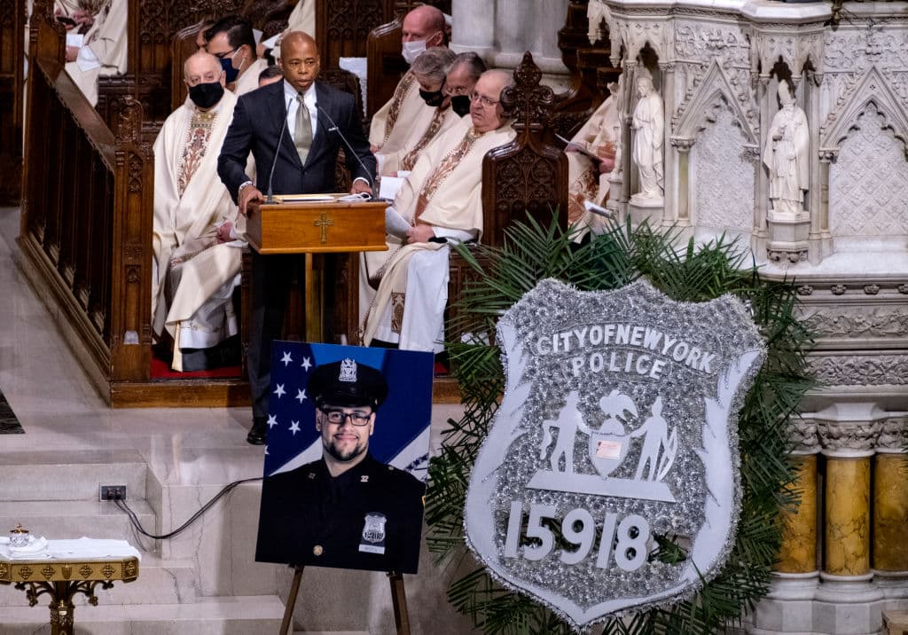 Mora ha sido llamado tres veces héroe: “Por elegir una vida de servicio. Por sacrificar su vida para proteger a los demás. Por dar vida incluso en la muerte a través de la
<a href="https://www.univision.com/local/nueva-york-wxtv/un-familiar-y-otros-pacientes-recibieron-la-donacion-de-organos-del-oficial-wilbert-mora-asesinado-en-nueva-york-video" target="_blank"><b>donación de órganos</b></a>".
<br>
<br>