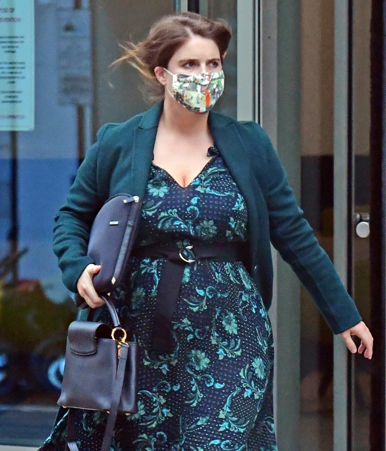 <b>Eugenie de York</b> lució un atuendo casual, un vestido floreado verde con un cinturón azul.
<br>
