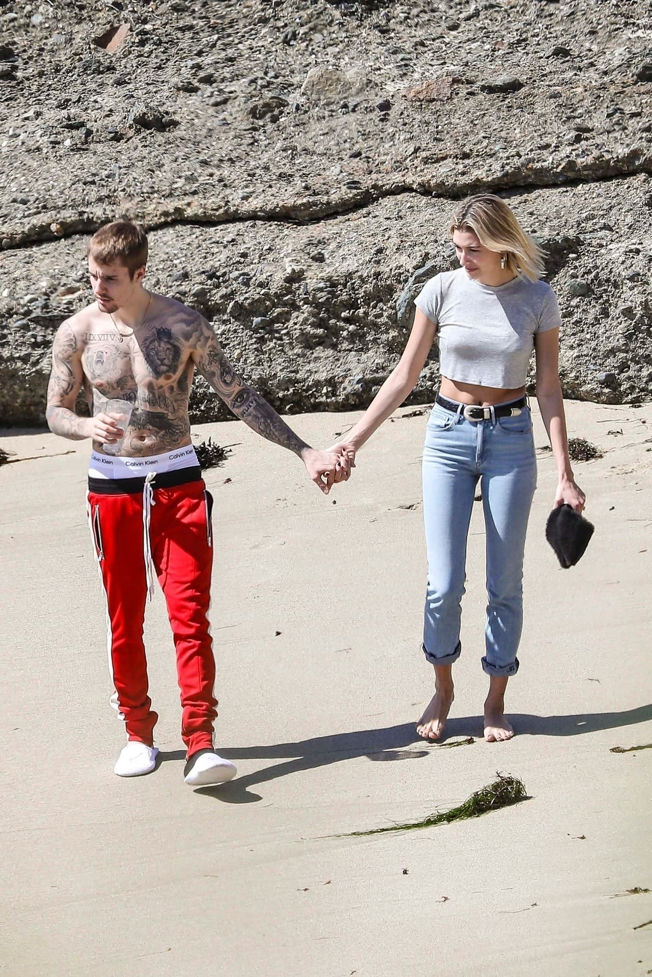 “Tu inmadurez hace que tengas una cuenta dedicada a meterte con mi mujer y eso es absolutamente absurdo. ¿Por qué dedicaría mi vida entera a estar casado con alguien si quisiera volver con mi ex?”, escribió el intérprete de 'Sorry'. 
<br>