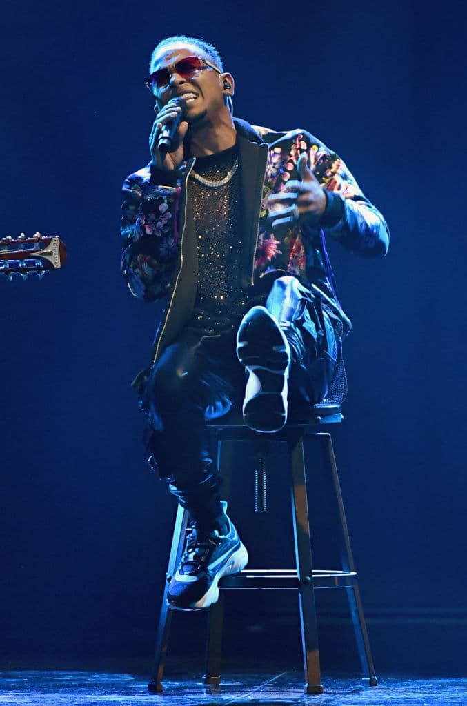 Semanas después de su asesinato, se filtró en internet una
<b><a href="https://www.univision.com/shows/el-gordo-y-la-flaca/macana-man-explica-si-ozuna-grabo-escenas-porno-con-otros-hombres-video">escena porno, protagonizada por Ozuna</a></b>. Entonces, salió a relucir que el intérprete de 'Taki Taki'
<b>le pagó 50 mil dólares a Kevin Fret</b>, a quien le imputó haberlo extorsionado con esa grabación. El abogado de Ozuna aseguró que no existía "ningún vínculo con la investigación del asesinato, salvo que Kevin Fret lo extorsionó y la Policía lo sabe. Asumo que van a entrevistar a Ozuna sobre eso. Él no es sospechoso". Sobre el video, el reggaetonero dijo que se trató de un
<b>"error del pasado"</b>.