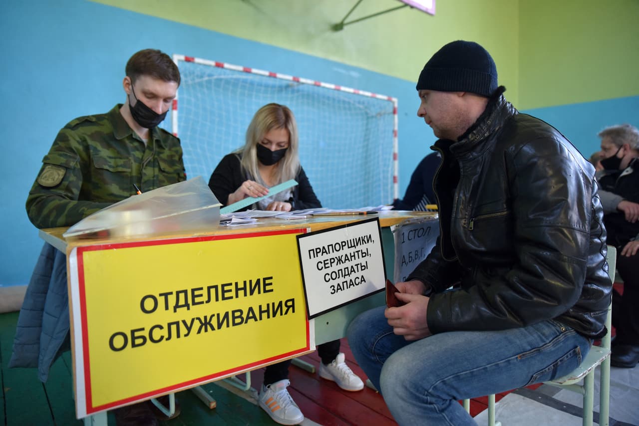 Un hombre se registra en un punto de movilización militar en Donetsk. El sábado,
<a href="https://www.univision.com/noticias/politica/joe-biden-putin-invasion-ucrania-proximos-dias">las "repúblicas" de Donetsk y Lugansk también llamaron a la "movilización general"</a> de los hombres de 18 a 55 años ante una posible "agresión" de Kiev.