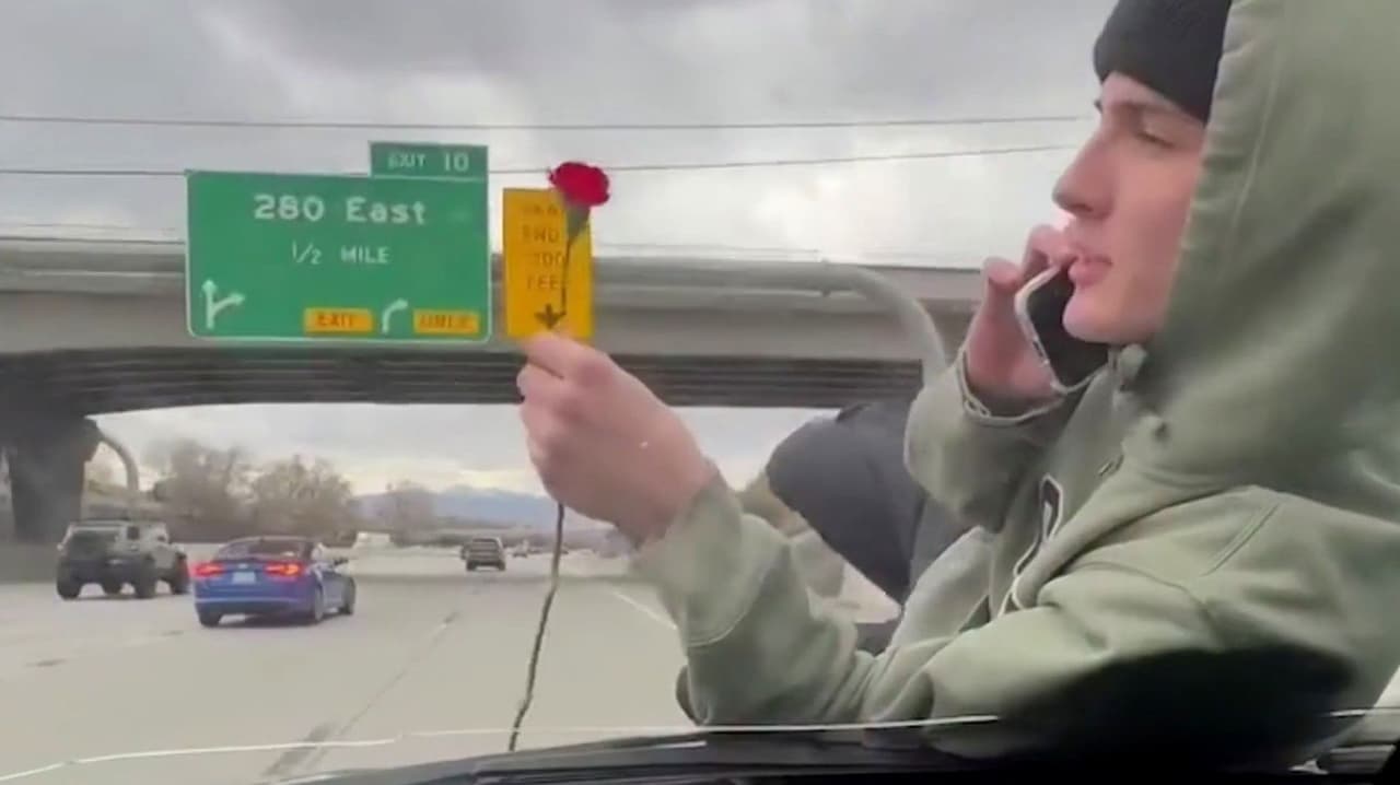 Arrestan a un joven que se hizo viral tras grabarse en el cofre de un auto en movimiento