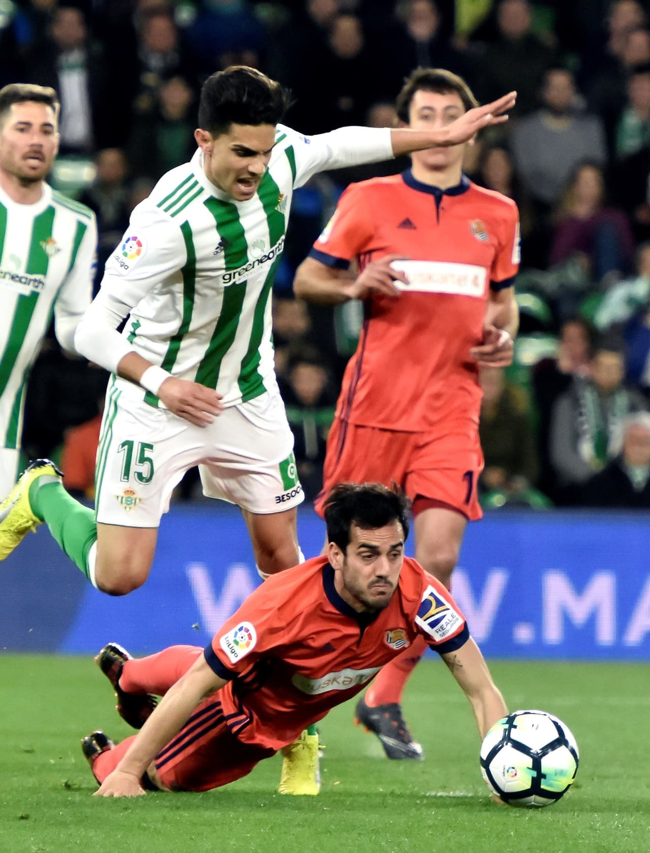 Real Betis y la Real Sociedad se pelearon con el gol en un partido equilibrado con escasas ocasiones para deshacer un empate 0-0, que no le sirve a ninguno de los dos equipos.