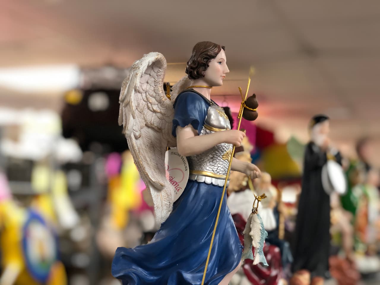 San Rafael es el arcángel de la sanación, y quienes creen en él aseguran que también ofrece protección a los viajeros, el poder de la vista y la visión de la verdad.