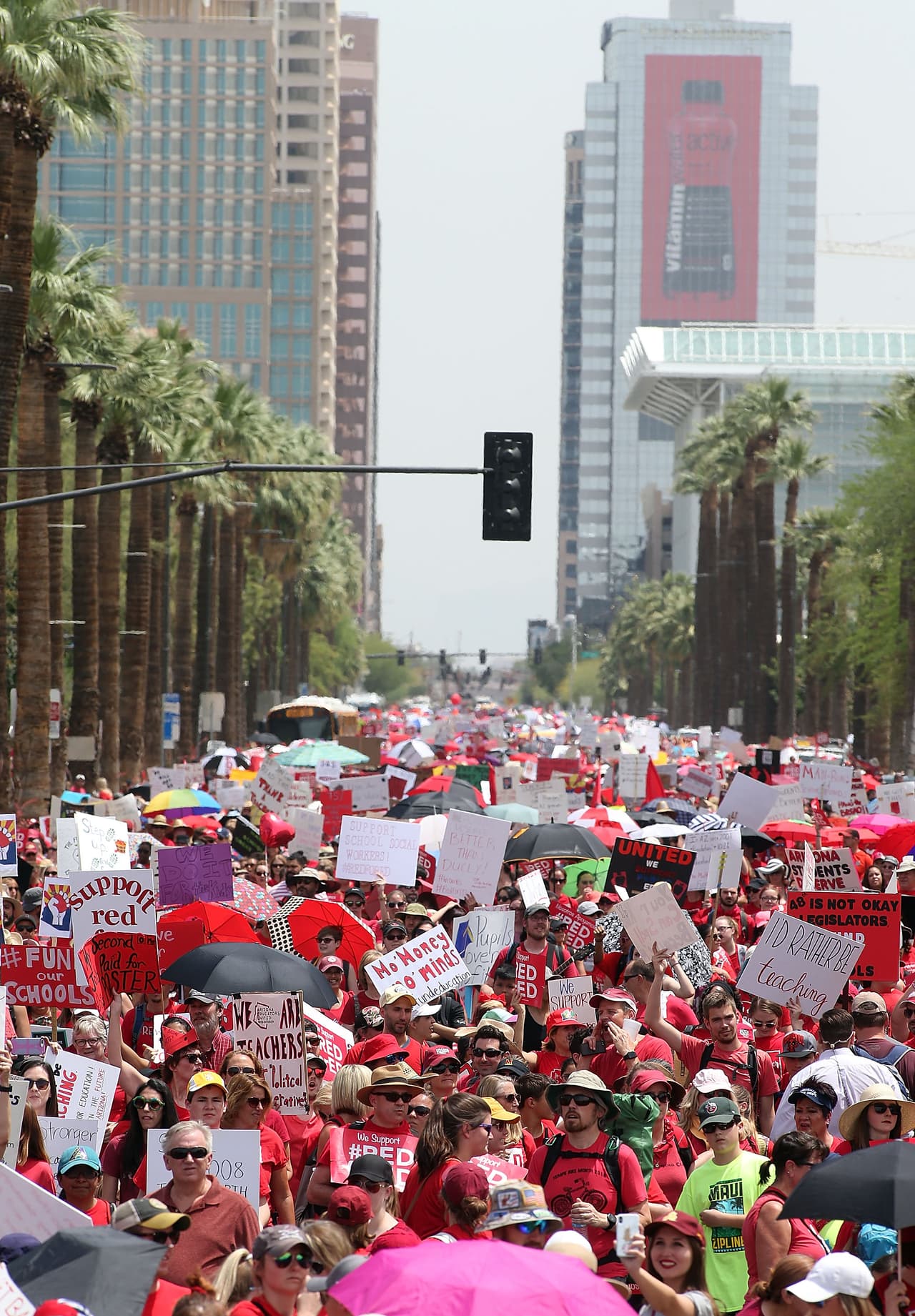 La huelga de maestros en Arizona inició este jueves pero la fecha para regresar a las aulas depende de la respuesta del gobernador Doug Ducey que hasta ahora ha pedido que reflexionen sobre su propuesta del 20% de aumento para el 2020.