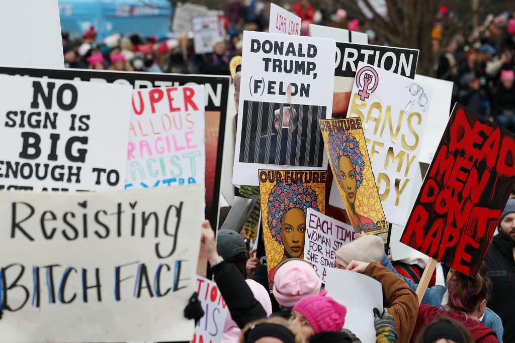 Las protestas fueron significativamente menos concurridas que las de 2017, atribuido en parte a divisiones internas en el movimiento por los derechos de las mujeres.