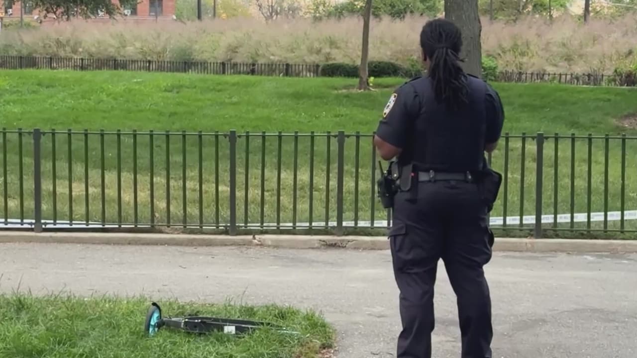 Matan a balazos a un menor para robarle su scooter eléctrico en Queens: iba a jugar basketball
