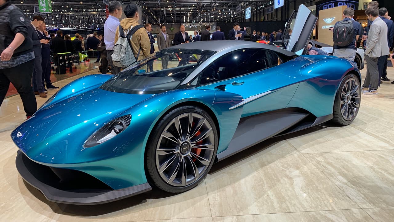 <h3 class="cms-H3-H3">Aston Martin Valkyrie</h3>
<br>El 
<a href="https://www.univision.com/carros/abrochate-el-cinturon-james-bond-aston-martin-anuncio-que-su-hiperauto-hibrido-superara-los-1-000-caballos-de-fuerza-fotos">Aston Martin Valkyrie</a> luce en persona tan impresionante como sus prestaciones lucen en el papel. Pronto comenzaremos a escuchar y leer sobre sus proezas en las pistas de pruebas, pero mientras tanto disfruten de un prototipo con diseño para calles.
