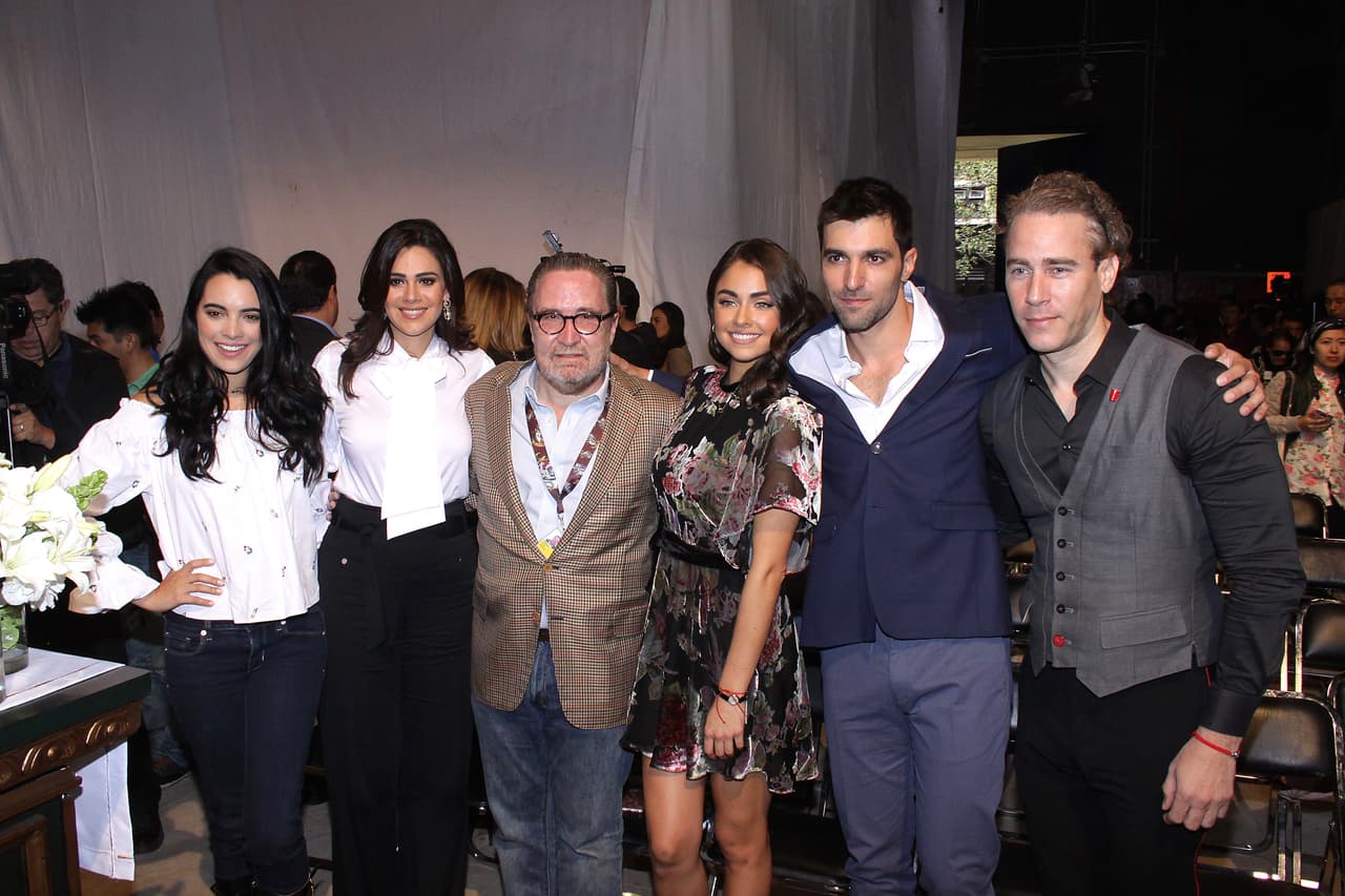 Parte del elenco de la telenovela 'Sin tu mirada' se dio cita en el foro de grabaciones de dicha historia para celebrar una misa religiosa, en la que pidieron a Dios que este proyecto televisivo fuera todo un éxito y tocara los corazones de cada uno de los televidentes.