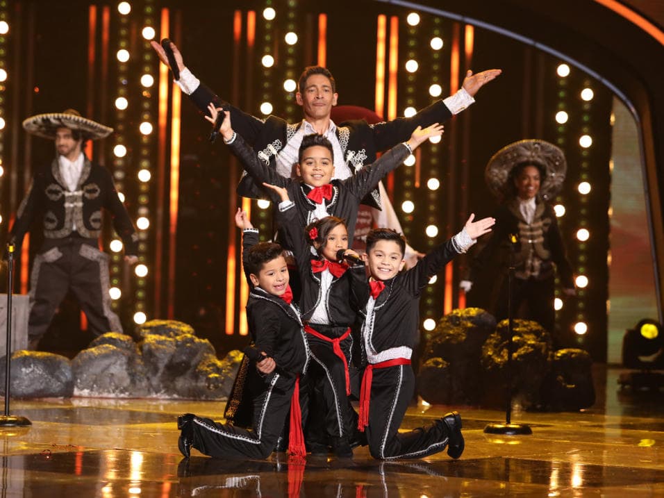 Los Peque Flow se pusieron el traje de charro para cantar 'El Rey', pero le dieron un twist de salsa.
<b><a href="http://www.univision.com/shows/pequenos-gigantes/los-peque-flow-se-pusieron-el-traje-de-charro-para-cantar-el-rey-pero-le-dieron-un-twist-de-salsa-video" target="_blank">Mira el VIDEO</a></b>