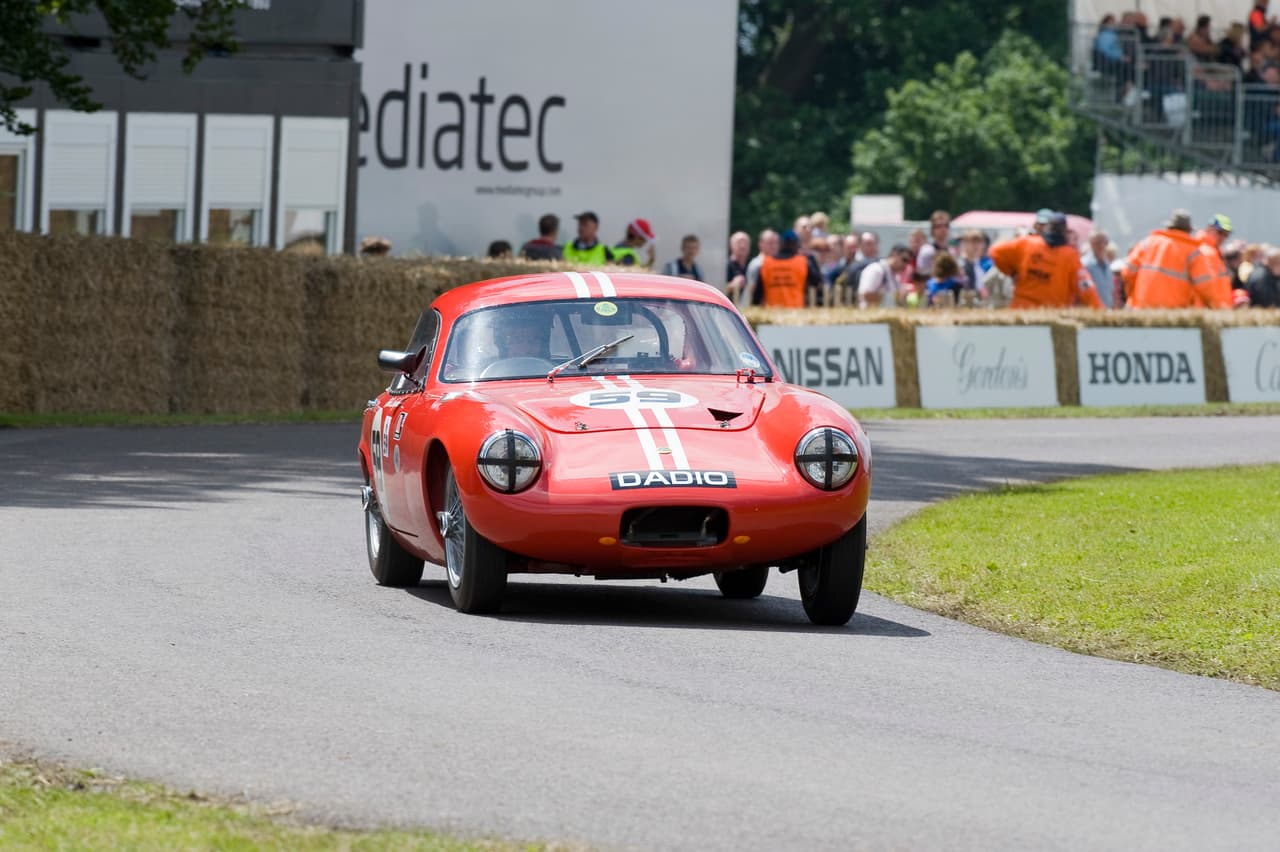 <b><u>Lotus Elite / Tipo 14 (1957-1960)</u></b>
<br>Concebido como un carro para la calle, inevitablemente terminaron en las pistas de competencia. Cuentan que Chapman le gano a Jim Clark poco antes del final de una carrera en Brand Hatch en 1958 porque Clark perdió el control. Poco de pues Jimmy se uniría al Team Lotus hasta 1968 cuando perdió la vida compitiendo en Hockenheim a bordo de su Lotus 48. 
<br>