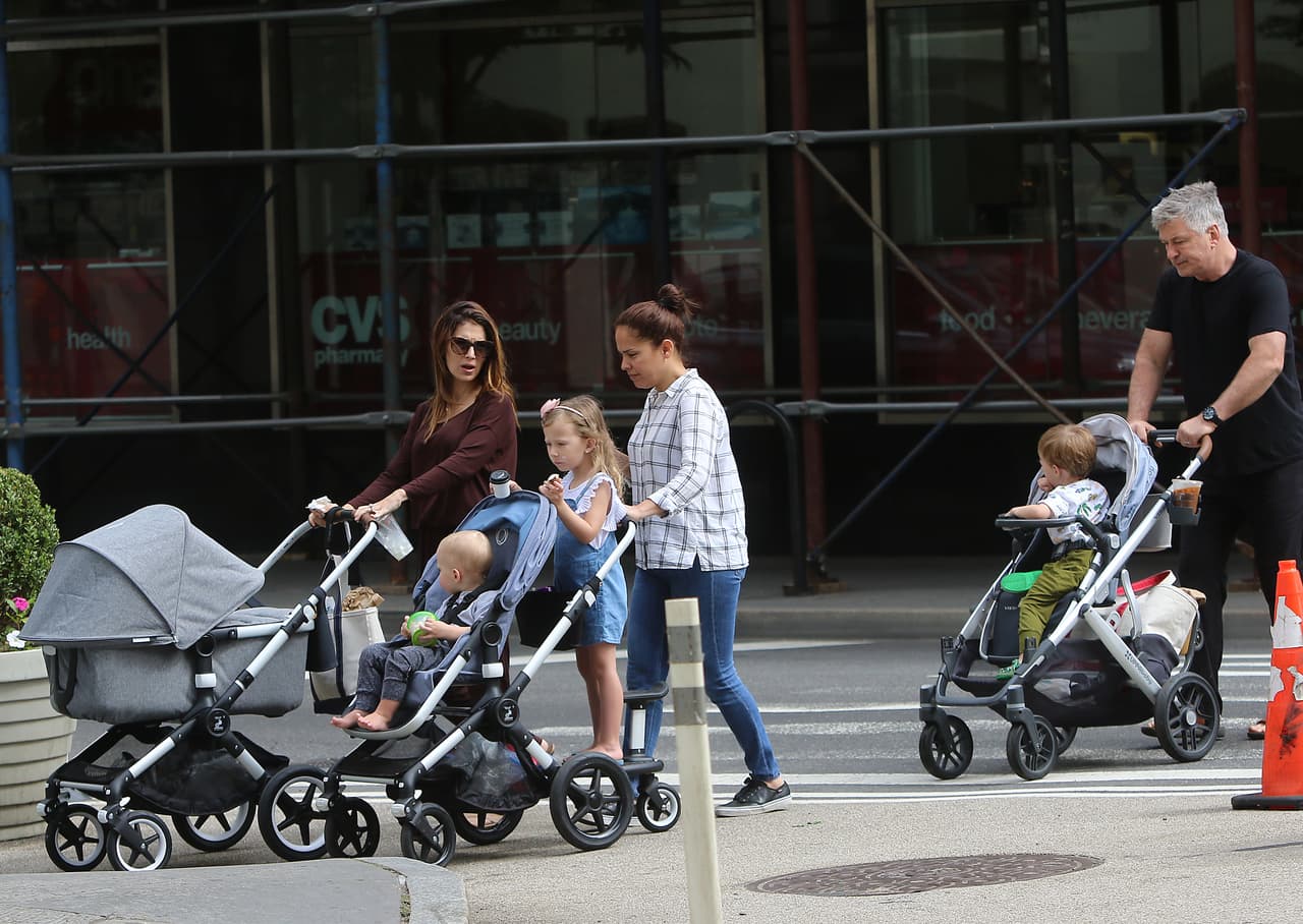 Tienen otros tres pequeños: Rafael, Leo y Romeo. Y como familia continuamente se les ve pasear por las calles de Nueva York.