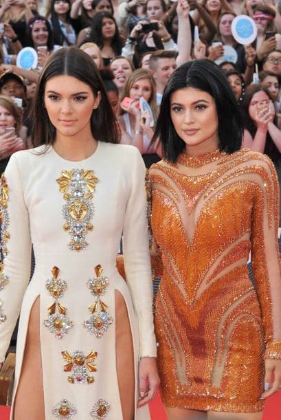 La hermosa modelo Kendall Jenner robó toda la atención de la alfombra de los premios 'MuchMusic Video Awards' con un diseño que enseñaba más que sus esculturales piernas. ¿Te copias el modelito?