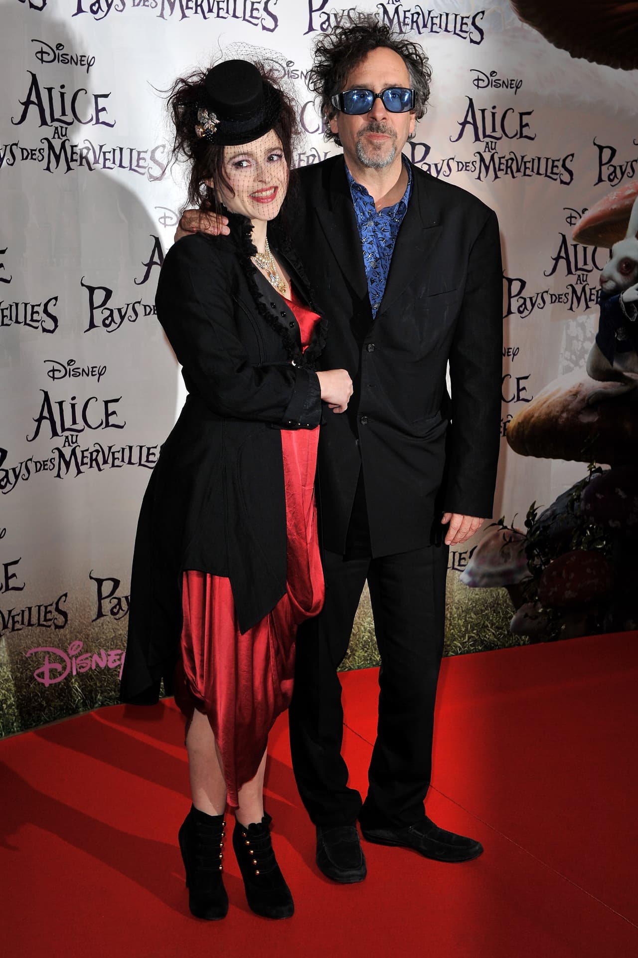 Helena Bonham Carter y Tim Burton formaron una de las parejas más estrafalarias del mundo del cine. Aunque actualmente están divorciados, la actriz y el director dieron mucho de qué hablar por sus atuendos para apariciones públicas y alfombras rojas.