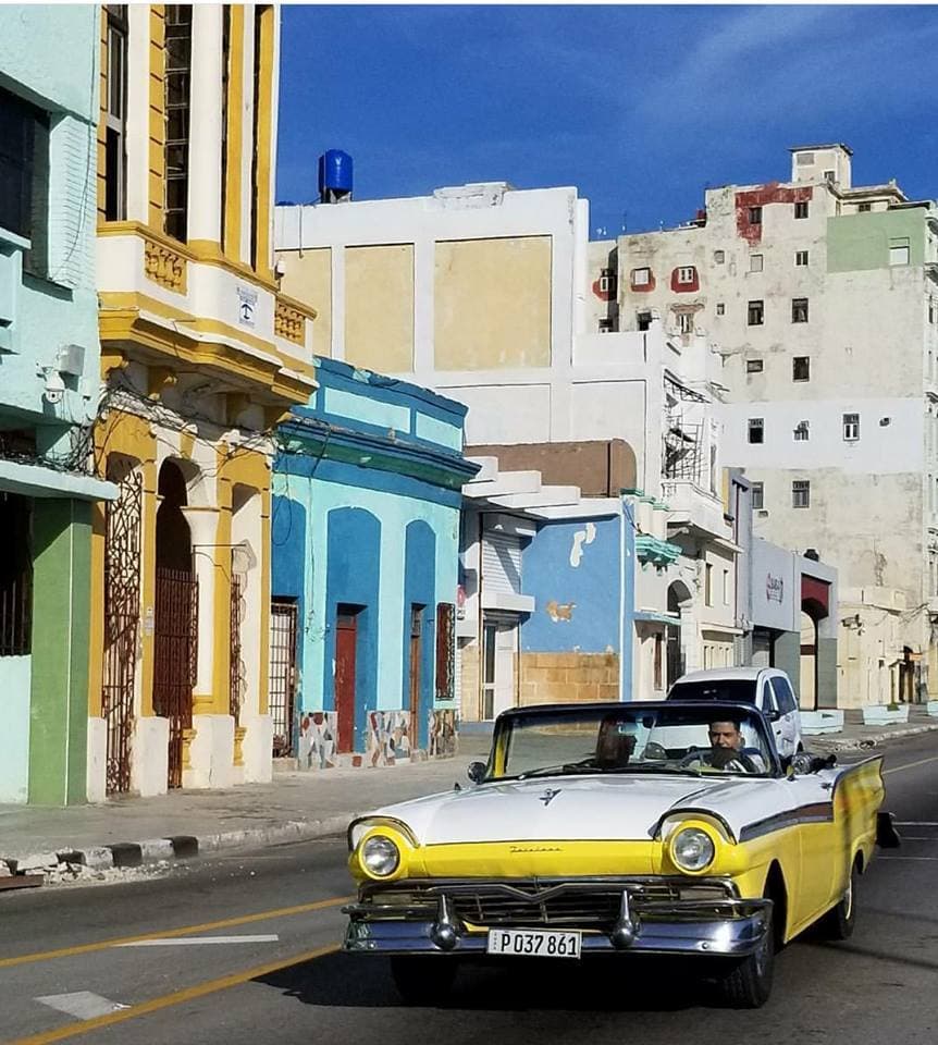 Obviamente, al joven cantante se le hacía tarde para conducir este Ford Fairlane 500 Sunliner 1957 y pasearse por La Habana vieja.