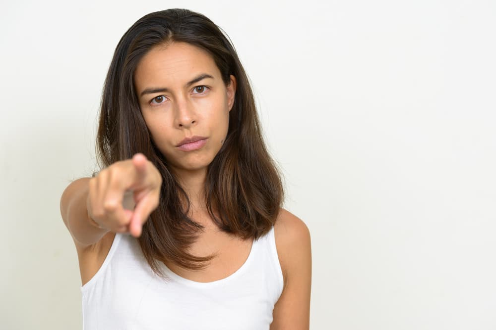 <b>Si apuntan con un dedo con la mano cerrada es un intento de demostrar dominio</b>
<br>Indica que esa persona quiere dominar la situación, se siente en control y está como “dando órdenes”. Suele verse con el dedo índice y el puño cerrado, como acusando. Alguien así piensa que tú eres la persona culpable, y que él o ella pueden juzgarte o criticarte. Indica también deseos de dominar por parte de la otra persona, o una orden que quiere cumplas.