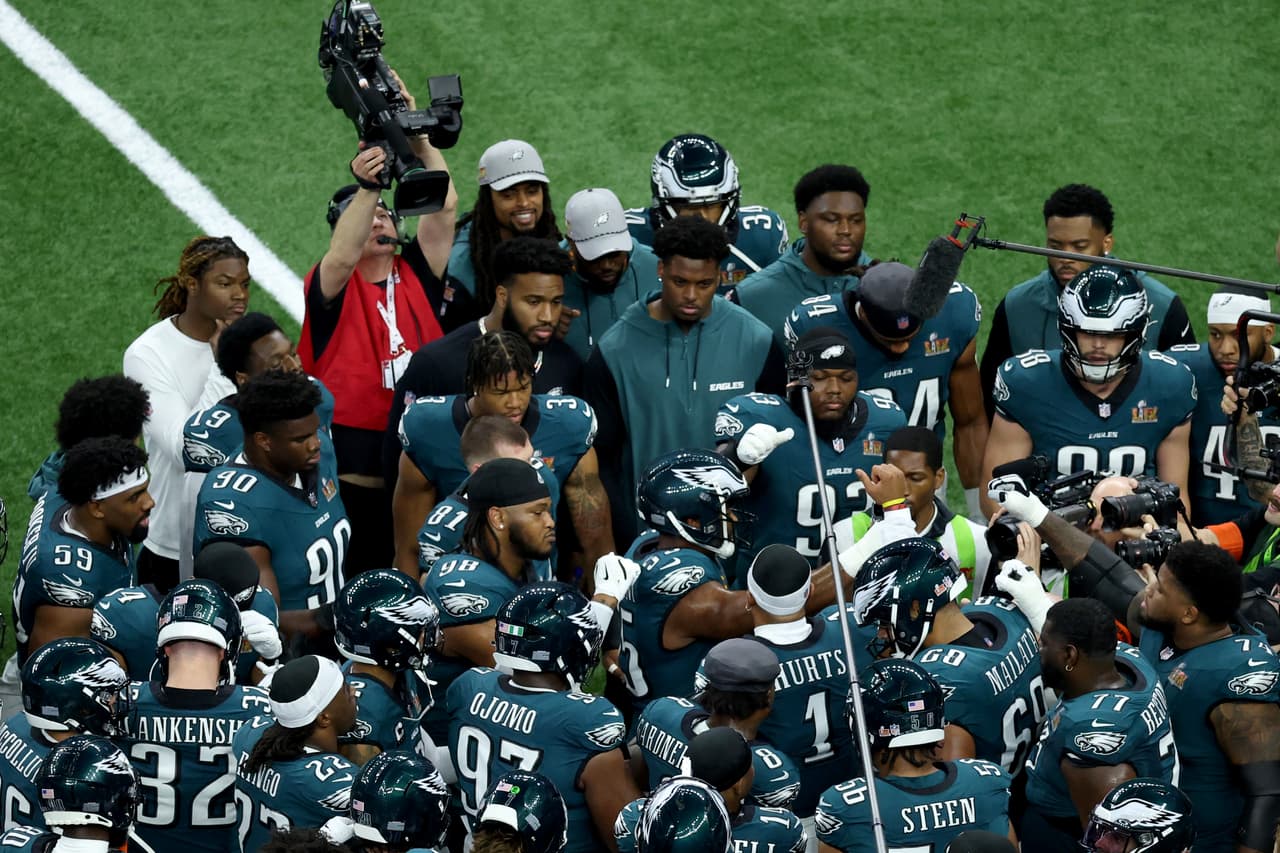 Reunión de equipo previo al inicio del Super Bowl de la revancha.