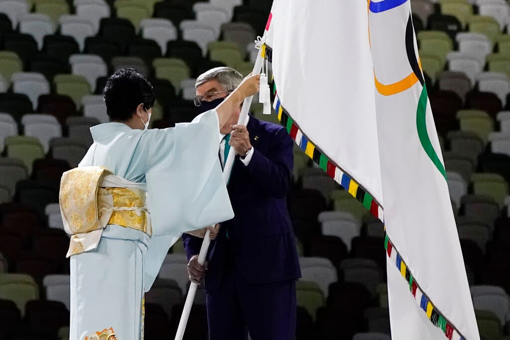 La gobernadora de Tokio, Yurio Koike, le hizo entrega de la bandera olímpica al presidente del Comité Olímpico Internacional, Thomas Bach, quien declaró oficialmente cerrados estos juegos.