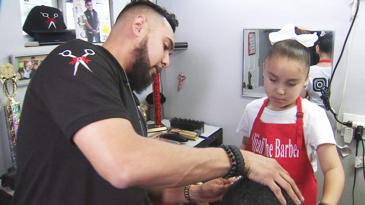 El padre siempre está pendiente de que la niña tenga en cuenta todos los detalles para que los clientes salgan satisfechos.