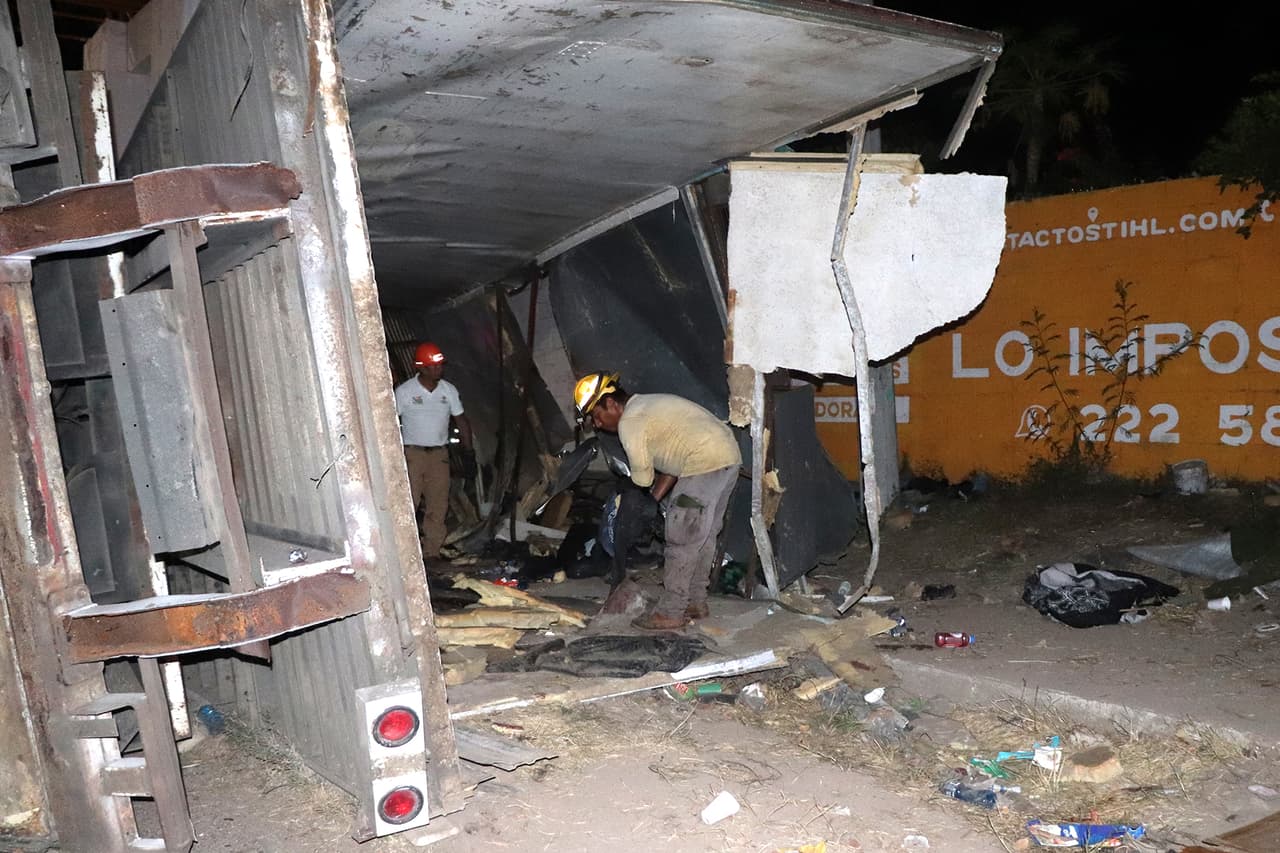 "Mi solidaridad con las víctimas del accidente de tránsito ocurrido en el tramo Chiapa de Corzo-Tuxtla Gtz. He instruido dar puntual atención y auxilio a las y los lesionados. Se determinarán responsabilidades de acuerdo a la ley", indicó en un mensaje en Twitter el 
<b>gobernador de Chiapas, Rutilio Escandón</b>.