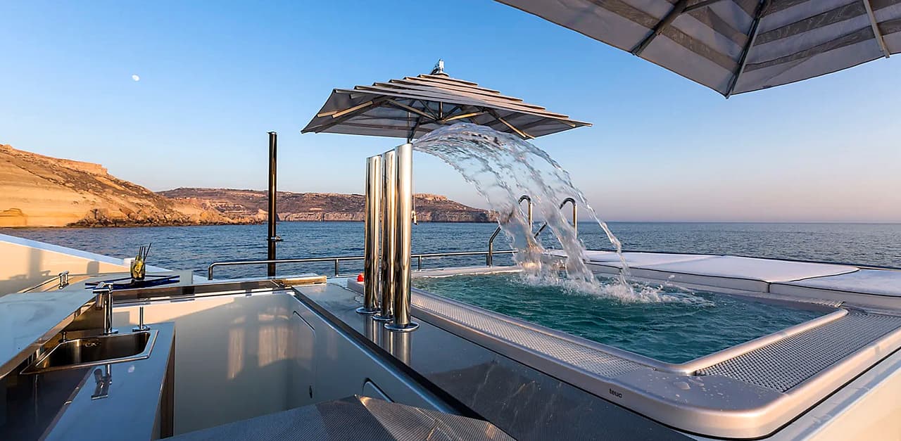 En la terraza del barco hay un jacuzzi en donde A-Rod puede pasar buenos ratos mientras se da un chapuzón bajo el sol.
<br>