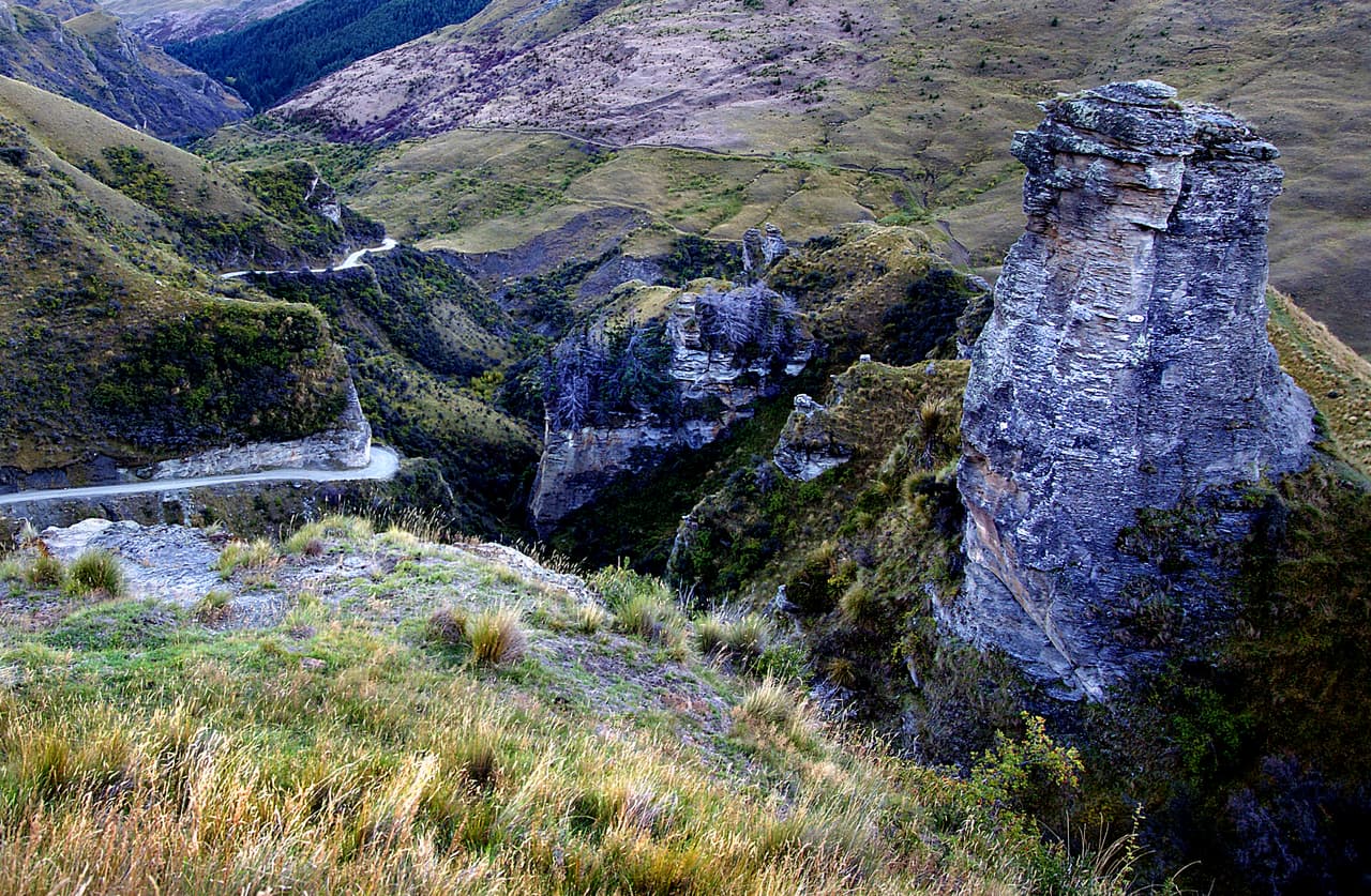<b>Cañón Skippers (Nueva Zelanda) </b>
<br>Un antiguo camino construido a finales del siglo XIX para los buscadores de oro es hoy una de las carreteras más peligrosas -y bellas- de Nueva Zelanda. Su trazado estrecho sin asfaltar está repleto de curvas pronunciadas y subidas y bajadas que ponen el pelo de punta.