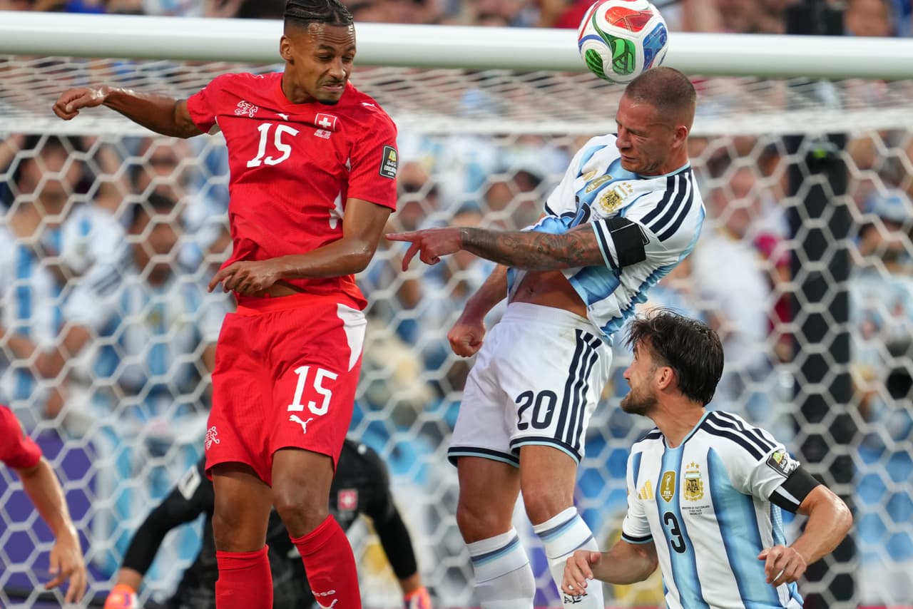 Alexis Mac Allister (20), de Argentina, anota el primer gol de su equipo durante el partido de cuartos de final de la Copa Mundial de Fútbol entre Argentina y Suiza en Kansas City, Missouri, el sábado 11 de julio de 2026.