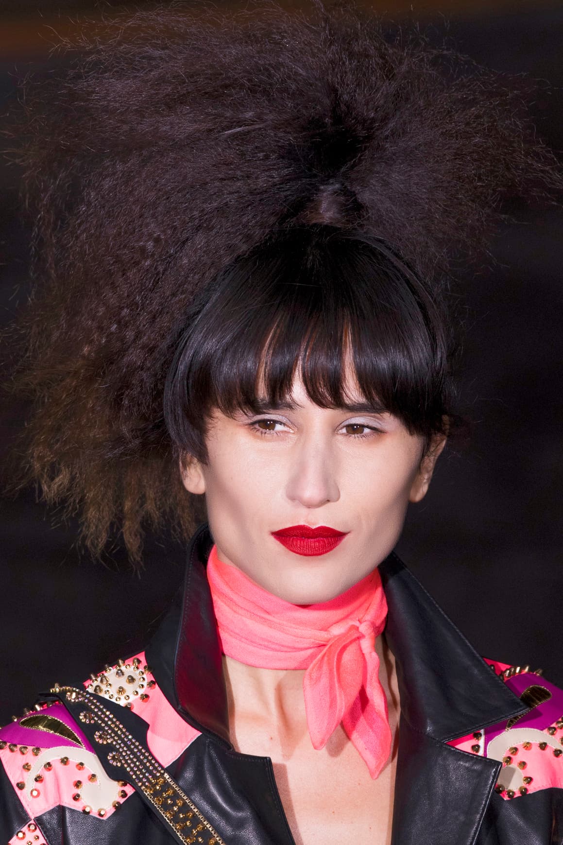 <b>Labios rojos.</b> Un lipstick en tono 
<a href="http://www.sephora.com/glam-rock-vampire-kiss-lipstick-P404109?skuId=1783935&icid2=products%20grid:p404109">rojo</a> sobre tus labios tiene el poder de transformar por completo tu look. Busca uno que resalte en tu piel. El resto del maquillaje lo puedes llevar muy ligero, si quieres únicamente aplica una base de maquillaje ligera y una capa de máscara de pestañas.
<br>