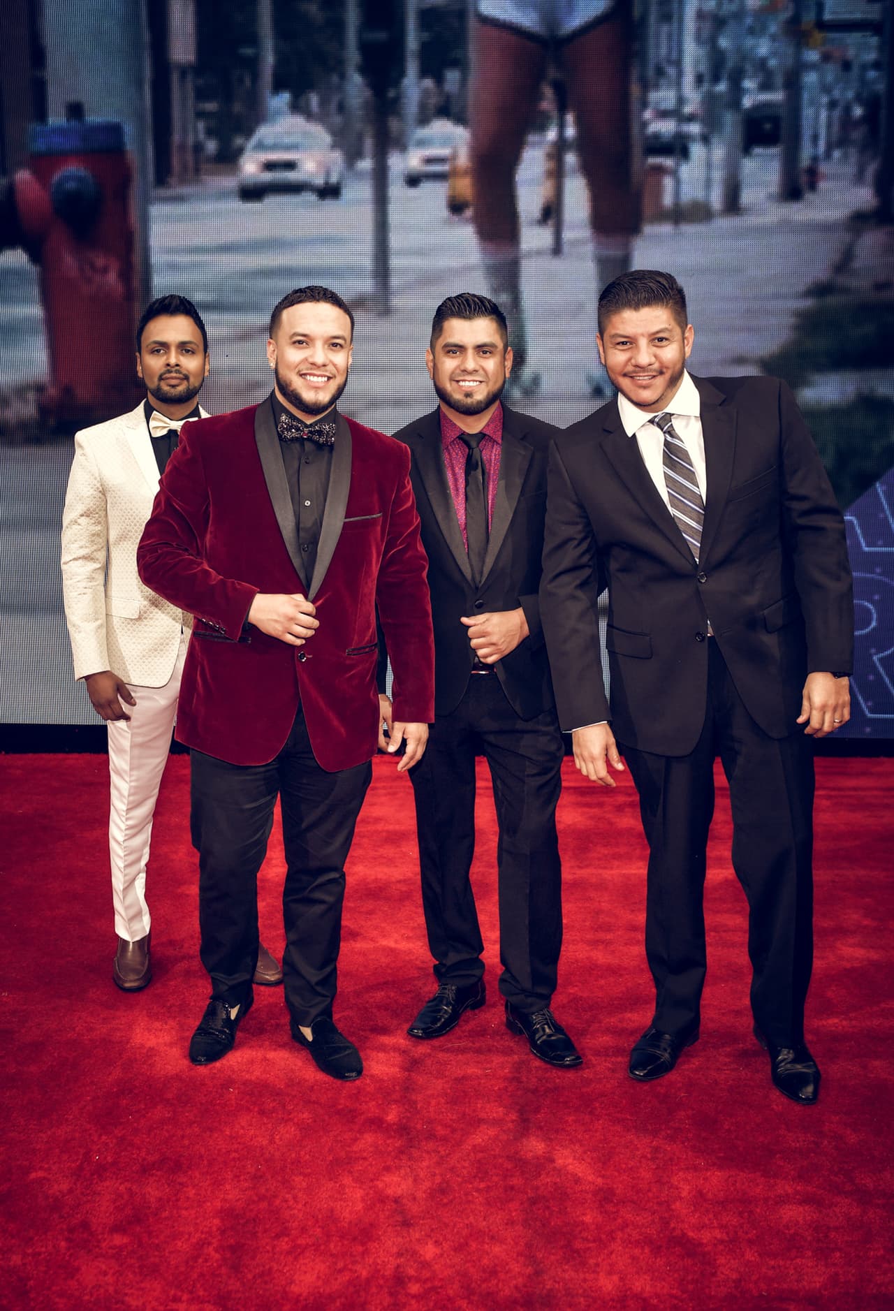 Después de desfilar tomados de la mano, Lorenzo posó al lado de la agrupación, mientras que su novia se dejó fotografiar en solitario.