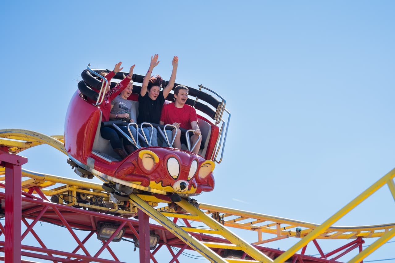 <b><a href="http://www.ncstatefair.org/2022/index.htm">N.C. State Fair (13 al 23 de octubre):</a></b> El evento anual más grande del estado, la Feria Estatal de Carolina del Norte, atrae a un millón de visitantes cada octubre, lo que marca lo que muchos consideran el comienzo no oficial de la temporada de otoño. Once días de atracciones de alto vuelo, comidas fritas, música en vivo, espectáculos de acrobacias y otros entretenimientos.