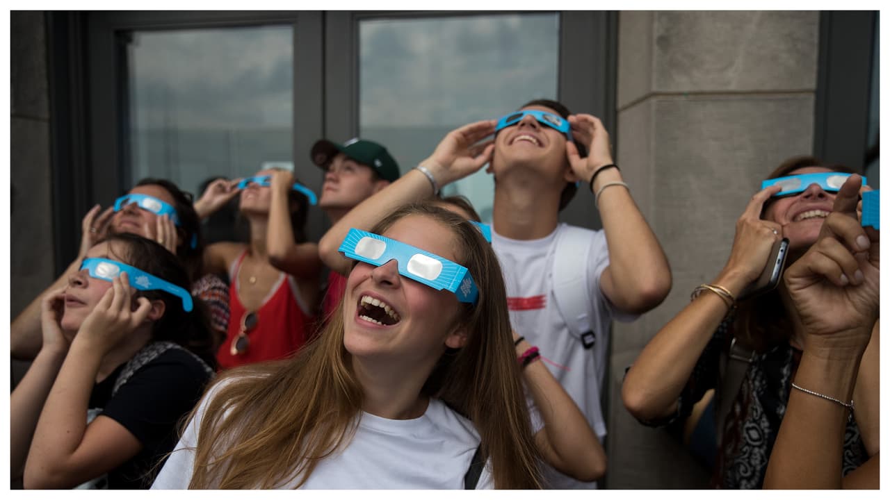 Dónde conseguir en el sur de Florida las gafas especiales para ver el eclipse de sol 