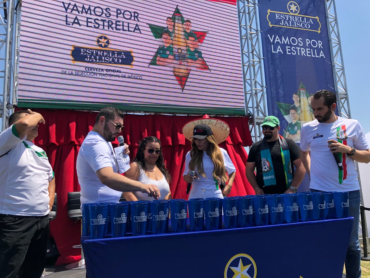 Los concursos continuaron y esta vez, el reto se trató de hacer una pirámide con vasos.