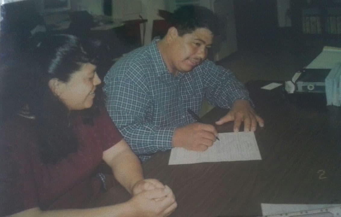 Apenas se casaron, hace 20 años, Carmelita llenó los papeles para pedir a su esposo Francisco.