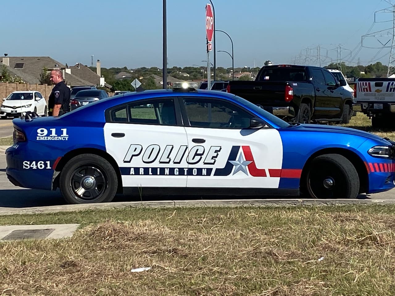 Las autoridades cerraron la escuela preparatoria Timberview tras un tiroteo ocurrido este miércoles por la mañana. Tres estudiantes y una maestra fueron heridos y la policía busca a Timothy George Simpkins, de 18 años, como persona de interés.