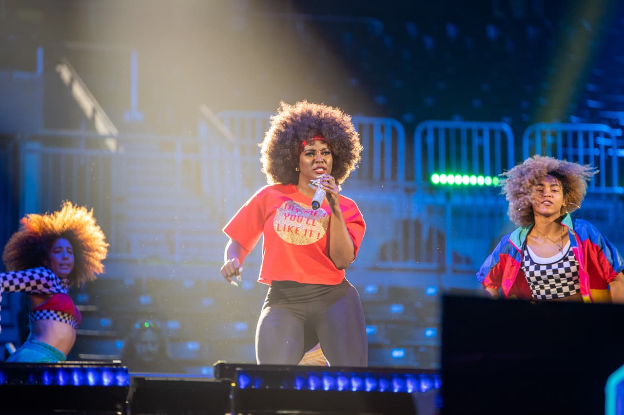 La dominicana estará acompañada de un grupo de bailarines.