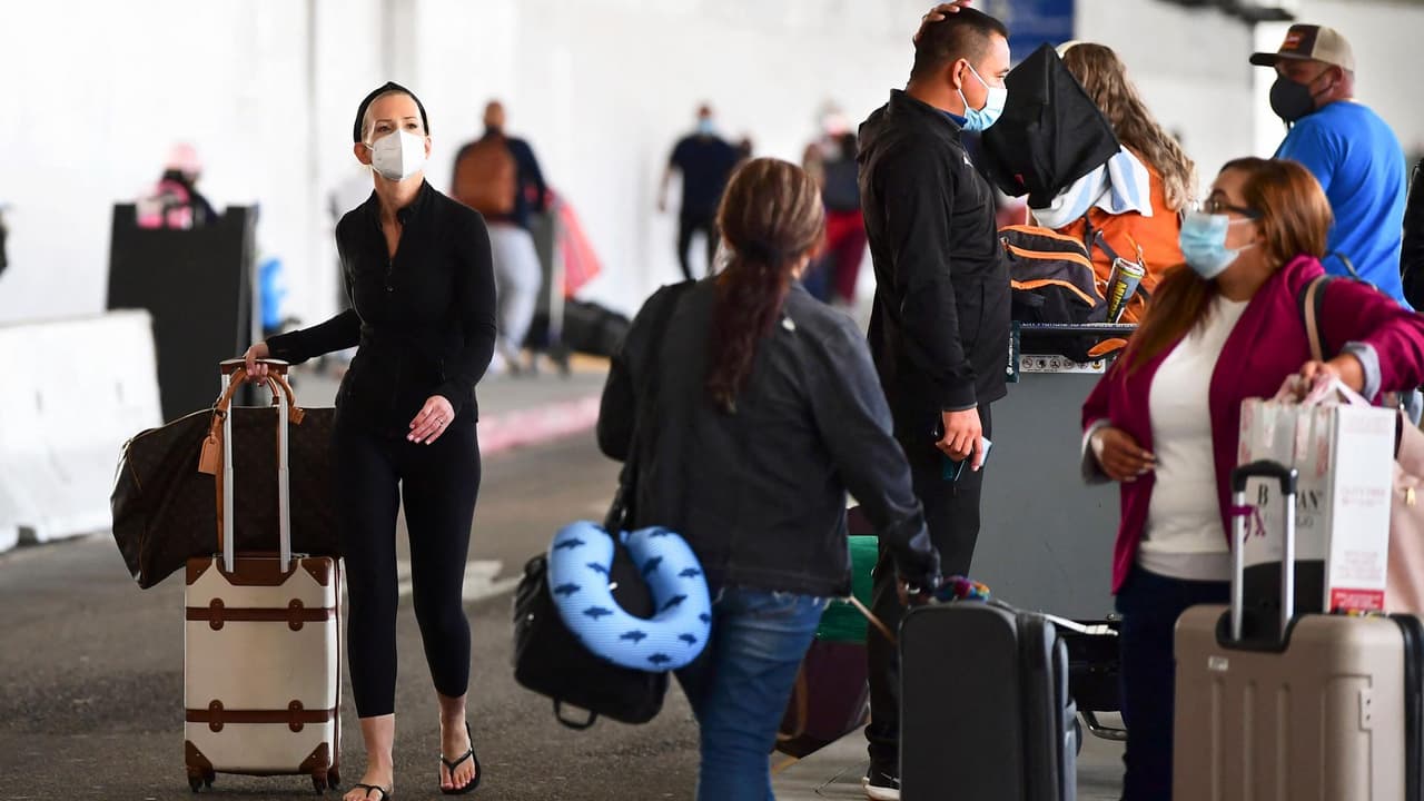 ¿Qué puedes hacer en caso de que tu vuelo se retrase o sea cancelado? Esto dicen las autoridades