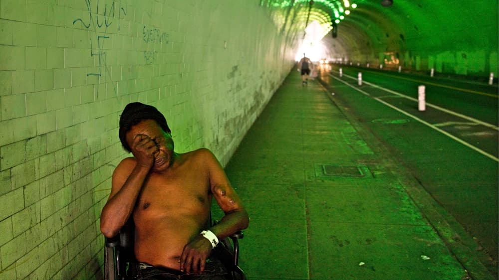 James Williams, de 50 años, quien ha sido ‘homeless’ por las últimas dos décadas, fue dejado por un taxi en este túnel del centro de Los Ángeles luego de que fue dado de alta del hospital en el que estuvo internado durante la última semana de agosto debido a problemas respiratorios. Dice que no quiere ir a un refugio porque hay demasiadas personas.